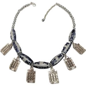 Zeeuws meisje - Collier 100% amsterdam - handgeschilderde delftsblauwe kralen en verzilverde grachtenhuisjes