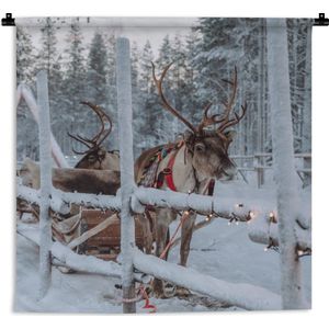 Wandkleed - Wanddoek - Een rendier in het Dorp van de Kerstman in Finland - 120x120 cm - Wandtapijt