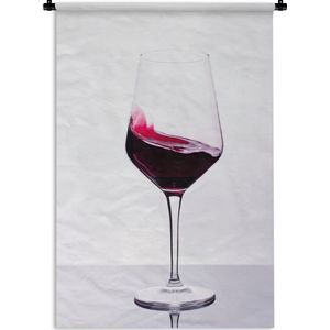 Wandkleed Rode wijn - Studio shot van een glas Rode wijn Wandkleed katoen 90x135 cm - Wandtapijt met foto