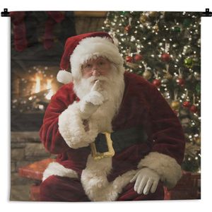 Wandkleed Kerst - De kerstman met op de achtergrond een kleurrijke kerstboom Wandkleed katoen 60x60 cm - Wandtapijt met foto