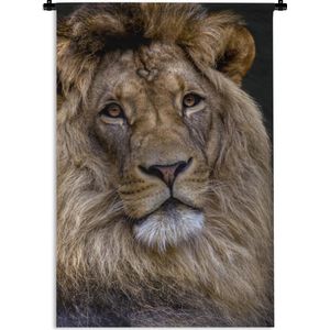 Wandkleed Leeuw - nieuw - Leeuw van dichtbij op een zwarte achtergrond Wandkleed katoen 90x135 cm - Wandtapijt met foto