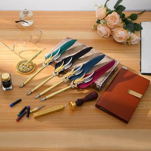 Veer Quill Pen en Lederen Notebook Set, met Glazen Pen Inkt, Vulpen Penpunt, Stempel Wax Sticks, Bruiloft Wax Seal Stamp, Pen Base, Rood Blauw Paars Groen Kleine Vervangen Inkt Vullingen voor Schrijven