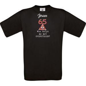 T-shirt - unisex - Wie helpt me met oversteken - met voornaam - 65 jaar - zwart - maat 3XL