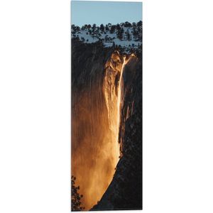 WallClassics - Vlag - Lichtgevende Waterval - 20x60 cm Foto op Polyester Vlag