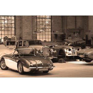 Dibond - Auto - Oldtimer in garage - kleur taupe / beige / bruin - 100 x 150 cm