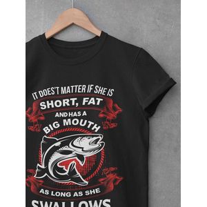 Shirt - As long as she swallows - Wurban Wear | Grappig shirt | Leuk cadeau | Unisex tshirt | Vissen | Grappig shirt voor vissers | Vis shirt | Visspullen | Kunstaas | Zwart
