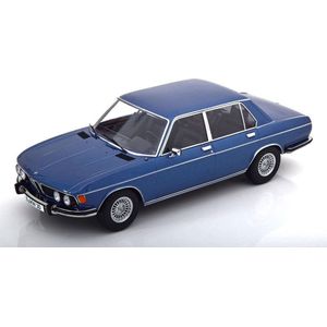 Het 1:18 gegoten model van de BMW 3.0S E3 2.Serie uit 1971 in blauw metallic. De fabrikant van het schaalmodel is KK Scale. Dit model is alleen online verkrijgbaar