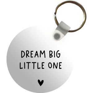 Sleutelhanger - Engelse quote Dream big little one met een hartje tegen een witte achtergrond - Plastic - Rond - Uitdeelcadeautjes