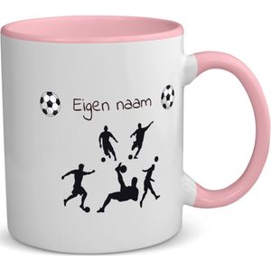 Akyol - voetbal mok met eigen naam - koffiemok - theemok - roze - Voetbal - liefhebber - cadeau - verjaardag - geschenk - gepersonaliseerde mok - jongens en meisjes - 350 ML inhoud