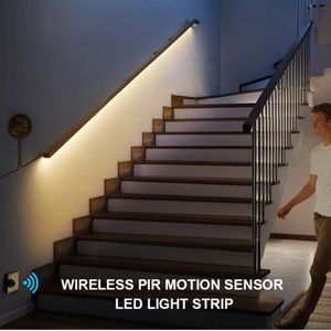 Onderbouwverlichting Met Bewegingssensor - 5 Meter COB Led Strip - Warm Wit Licht - Onder Bed - Kastverlichting - Gangverlichting - Keukenkastjes - Boekenkast - Bedverlichting - 5 Meter Led Strip - COB - Nachtverlichting