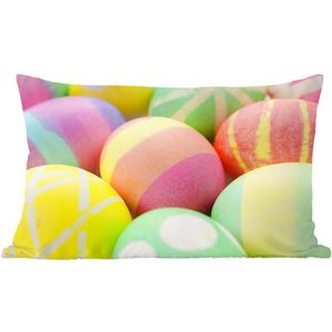 Sierkussens - Kussen - Een close-up van eieren die beschilderd zijn voor Pasen - 50x30 cm - Kussen van katoen