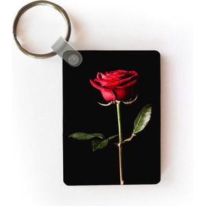 Sleutelhanger - Een rode roos op een zwarte achtergrond - Uitdeelcadeautjes - Plastic