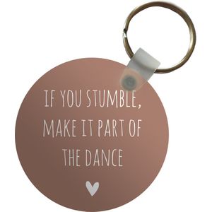 Sleutelhanger - Engelse quote If you stumble, make it part of the dance een hartje tegen een bruine achtergrond - Plastic - Rond - Uitdeelcadeautjes