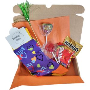 Cadeau box – Pride - Regenboog - Gay – Gefeliciteerd - Verrassings Pakket – Verjaardag - Gift box - Grappig - Cadeau voor vrouw man – Kado – Sokken - Verjaardags cadeau – Jarig -Geschenkdoos –LuckyDay Socks - Maat 41-45