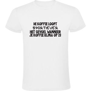 De koffie loopt sportiever het gevoel wanneer je koffie bijna op is Heren t-shirt| koffie | cafeine | zwarte koffie | warme drank | grapje| op | grappig | mok | humor |