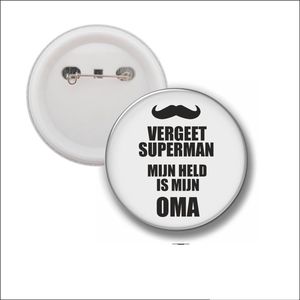 Button Met Speld 58 MM - Vergeet Superman Mijn Held Is Mijn Oma