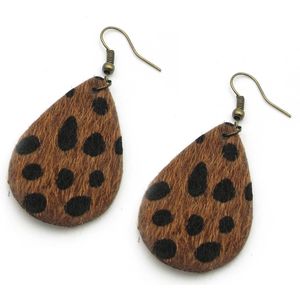Oorbellen met 4 cm lange druppelvormige lichtgewicht hanger met bruin en zwart imitatie luipaard bont aan bronskleurige haakjes