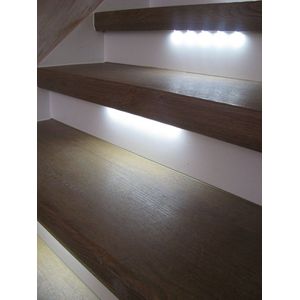 Led strip op batterij- trap verlichting- Kast verlichting- ledlamp met bewegingssensor Wit licht werkt op 4 AAA batterijen - ledverlichting, onder traptrede, donkere hoekjes etc/ Geen stroompunt nodig in de buurt/ Schakelt vanzelf weer uit!