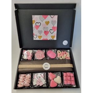 Geboorte Box - Roze met originele geboortekaart 'Love - Hartjes' met persoonlijke (video)boodschap | 8 soorten heerlijke geboorte snoepjes en een liefdevol geboortekado
