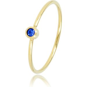 My Bendel Betekenisring goudkleurig met donkere sapphire steen - Fijne aanschuifring met donker saffier glassteen, gemaakt van mooi blijvend edelstaal - Met luxe cadeauverpakking