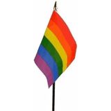 Regenboog mini vlaggetje op stok 10 x 15 cm