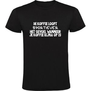 De koffie loopt sportiever het gevoel wanneer je koffie bijna op is Heren t-shirt| koffie | cafeine | zwarte koffie | warme drank | grapje| op | grappig | mok | humor |
