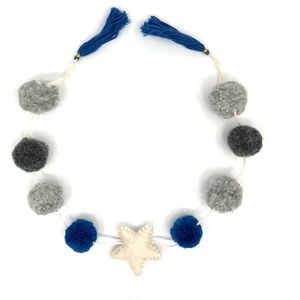 Luna-Leena duurzame ster mini slinger pompom blue/grey - L75cm - 100% wol pompom 3ø cm - handgemaakt in Nepal, blue, grijs, party slinger, star, kerstster, garland, verjaardag, kerstboomversiering, babyshower, kerstcadeau, kerstster, cadeau