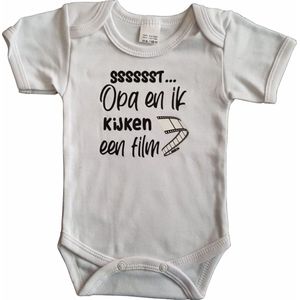 Witte romper met ""Sssssst... Opa en ik kijken een film"" - maat 80 - cadeautje, kraamcadeau, grappig, geschenk, baby, tekst, grootvader, films