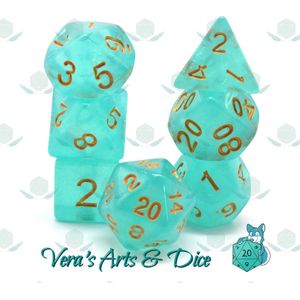 Sparkling Lake | Polyset Dice | Dobbelstenen - Set Van 7 Stuks - Transparant Licht Blauw Groen met Glitters en Gouden Cijfers | Polydice | D&D en Rollenspellen | Plastic | Dungeons and Dragons | Polyhedral Dice Set | Zwarte Velvet Dice Bag 3 Sets
