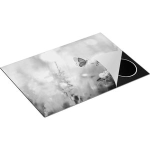 Chefcare Inductie Beschermer Blauwe Vlinder bij een Paarse Bloem - Zwart Wit - 75x50 cm - Afdekplaat Inductie - Kookplaat Beschermer - Inductie Mat
