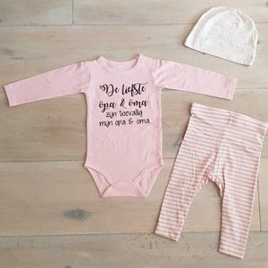 Baby 3delig kledingset pasgeboren meisje | maat 62-68 | roze mutsje beertje roze broekje streep en roze romper lange mouw met tekst zwart de liefste opa en oma zijn toevallig mijn opa en oma | Bodysuit | Huispakje | Kraamkado | Gift Set