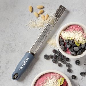 keukenrasp in denimblauw voor citrusvruchten, parmezaan, gember, chocolade & nootmuskaatnoten met fijn roestvrijstalen lemmet