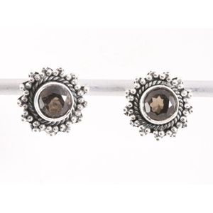 Fijne bewerkte ronde zilveren oorstekers met rookkwarts