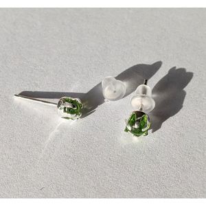 M-apART-oorstekers-925-zilver-met-handgemaakte-glassteen-groen