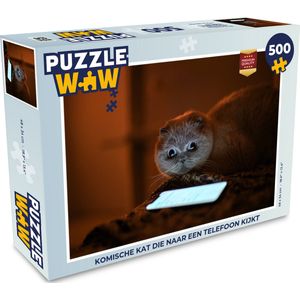 Puzzel Komische kat die naar een telefoon kijkt - Legpuzzel - Puzzel 500 stukjes