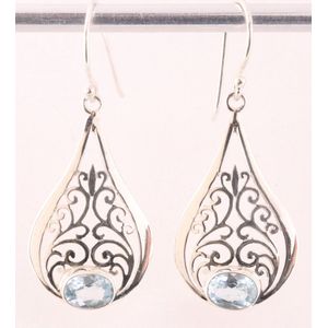 Opengewerkte zilveren oorbellen met blauwe topaas