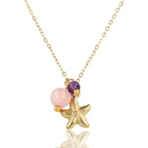 My Bendel Ketting goudkleurig met zeester en fuchsia en lila glasstenen - Vrolijke goudkleurige ketting met speelse zeester en glasstenen - Met luxe cadeauverpakking
