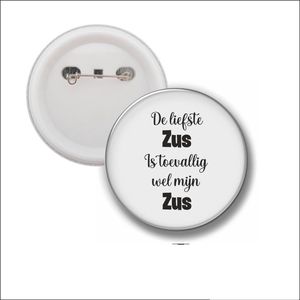 Button Met Speld 58 MM - De Liefste Zus Is Toevalig Wel Mijn Zus