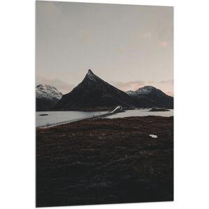 WallClassics - Vlag - Puntige Berg in Landschap - 80x120 cm Foto op Polyester Vlag