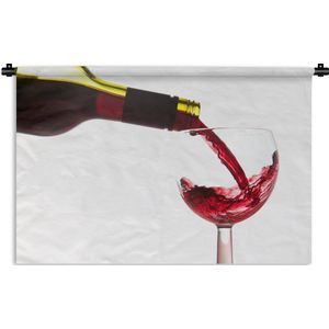 Wandkleed Rode wijn - Rode wijn die in een wijnglas wordt gegoten Wandkleed katoen 150x100 cm - Wandtapijt met foto