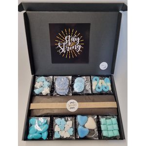 Geboorte Box - Blauw met originele geboortekaart 'Stay Strong' met persoonlijke (video)boodschap | 8 soorten heerlijke geboorte snoepjes en een liefdevol geboortekado