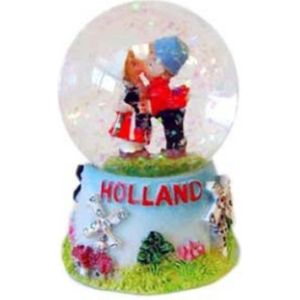 Sneeuwbol Kussend Paar Holland - Souvenir - 7 Cm - Een Stuk