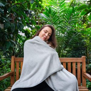 Reisdeken van fleece - warm en zacht - goed comprimeerbaar - inclusief tas - 150 x 130 cm - voor reizen met vliegtuig trein of auto - outdoor camping - grijs
