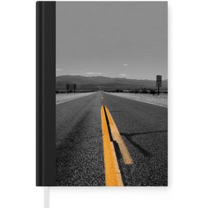 Notitieboek - Schrijfboek - Zwart-wit foto van een weg met gele lijnmarkeringen - Notitieboekje klein - A5 formaat - Schrijfblok