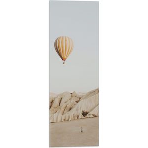 WallClassics - Vlag - Beige Luchtballon boven Beige Rotsen - 20x60 cm Foto op Polyester Vlag