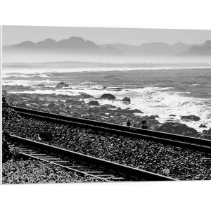 WallClassics - PVC Schuimplaat- Treinrails aan het Zeewater (zwart/ wit) - 80x60 cm Foto op PVC Schuimplaat