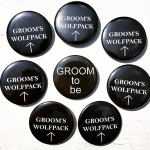 9-delige set met 8 Buttons Groom's Wolfpack en 1x Groom to Be zwart - vrijgezellenfeest - groom to be - button - trouwen