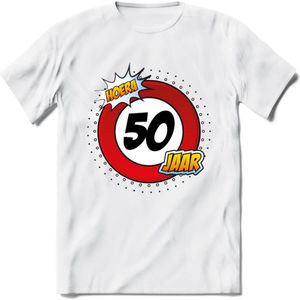 50 Jaar Hoera Verkeersbord T-Shirt | Grappig Abraham Verjaardag Cadeau | Dames - Heren | - Wit - S