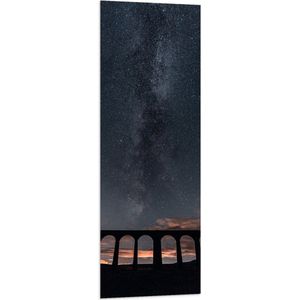 WallClassics - Vlag - Ribblehead Viaduct onder de Sterren - 40x120 cm Foto op Polyester Vlag
