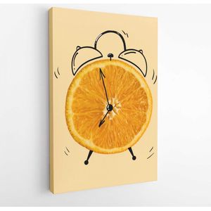 Creatief idee lay-out verse sinaasappelschijfje wekker op pastel oranje achtergrond. minimaal idee creatief bedrijfsconcept. - Moderne kunst canvas-verticaal - 1339724096 - 50*40 Vertical